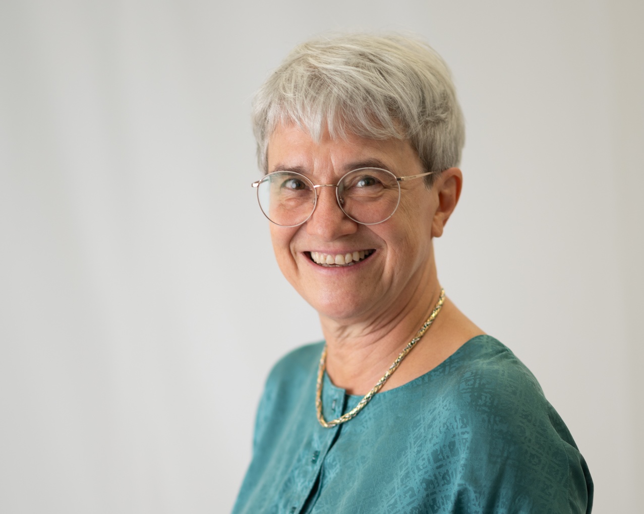 Prof. Dr. med. Barbara Wild freundlich lachend